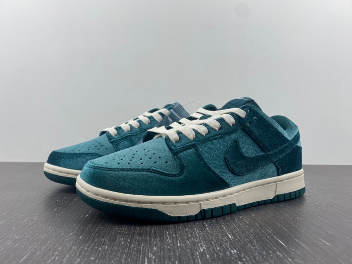Nike Dunk Low Green Velvet - DZ5224-300