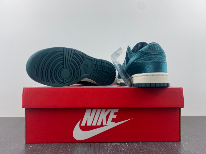 Nike Dunk Low Green Velvet - DZ5224-300