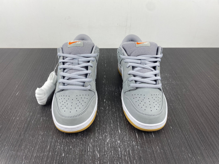 Nike SB Dunk Low “Grey Gum” DV5464-001