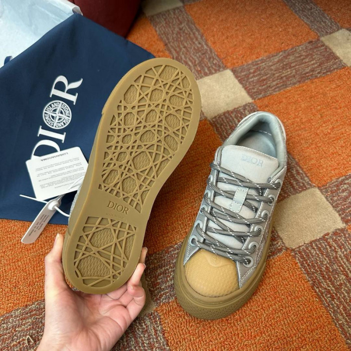 DIO* KAWS B33 SNEAKER