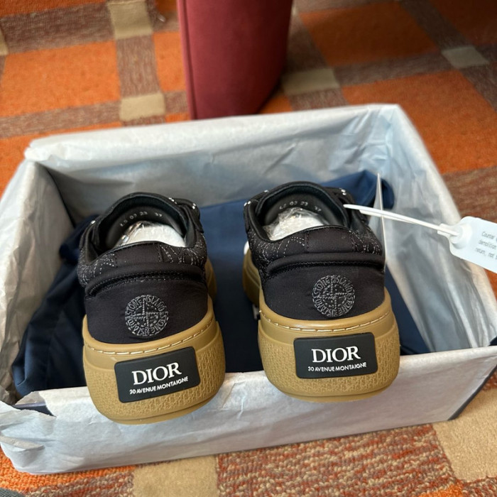 DIO* KAWS B33 SNEAKER