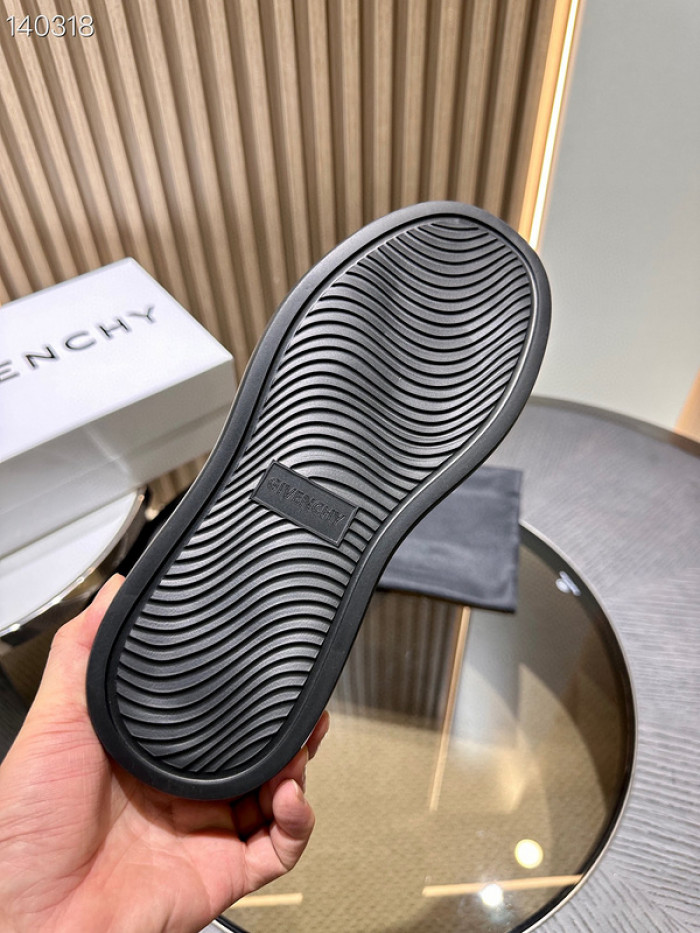 GIVENCHY SNEAKER