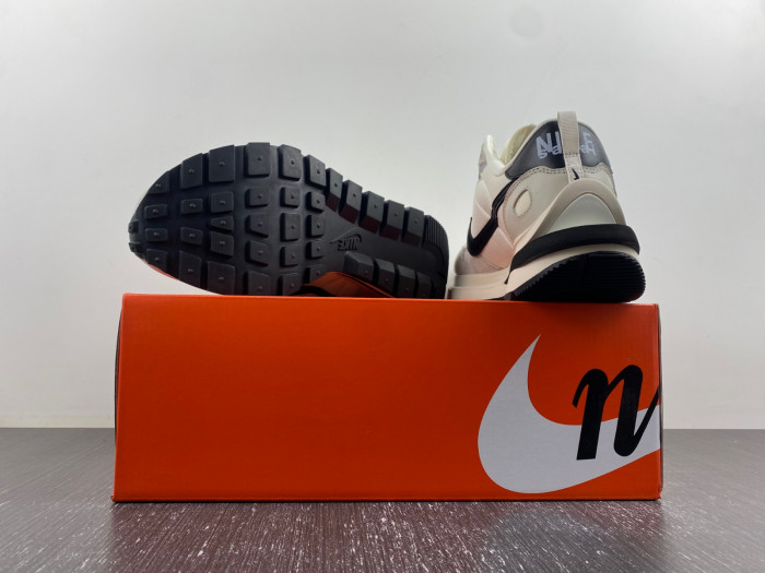 Sacai x VaporWaffle DD1875-101