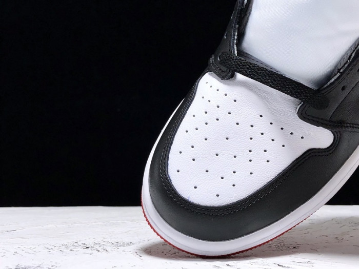 Air Jordan 1 Retro High “Satin Black Toe” CD0461-016