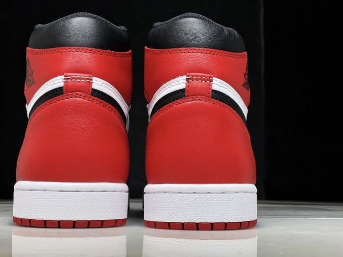 Air Jordan 1 Retro Black Toe 555088-125