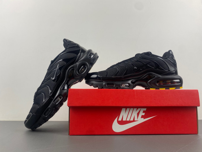 NIKE AIR MAX PLUS TRIPLE BLACK MEN