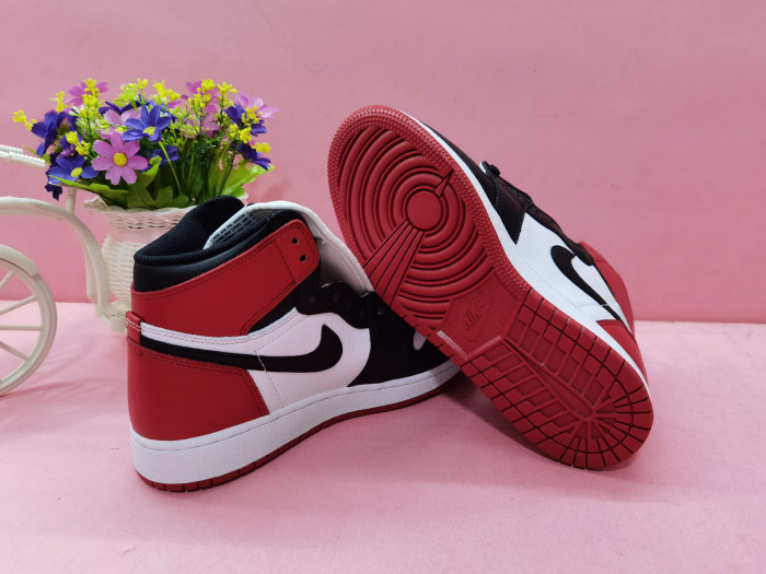 Air Jordan 1 Retro Black Toe 555088-125