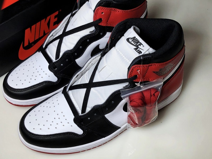 Air Jordan 1 Retro Black Toe 555088-125