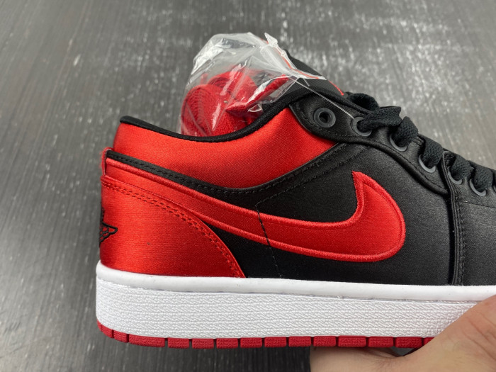 Air Jordan 1 LOW OG WMNS “Satin Bred FD4810-061