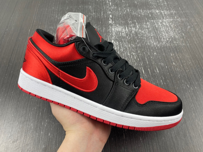 Air Jordan 1 LOW OG WMNS “Satin Bred FD4810-061