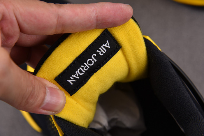 AIR JORDAN 4 RETRO THUNDER (2023) - DH6927-017